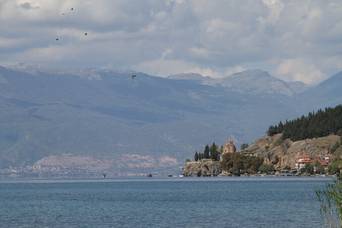 Távolban Ohrid szimbóluma, a Szent Jovan-templom (Fotó: Diósi Árpád)