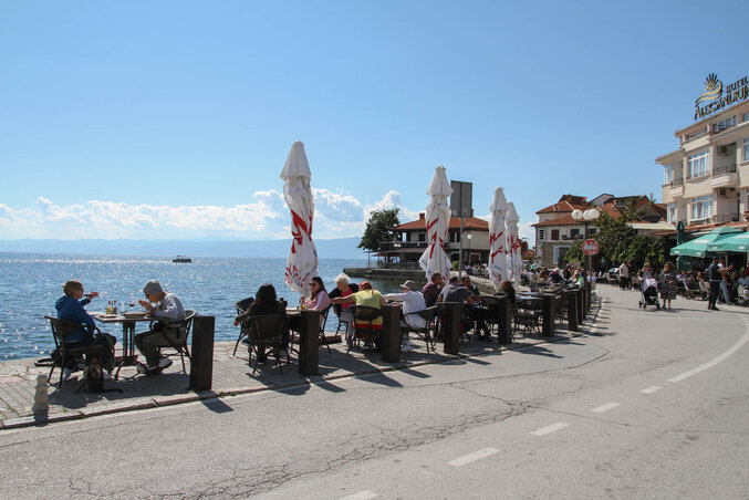 A part mellett éttermek és kávézók, mintha tengeren lennénk (Fotó: Diósi Árpád)