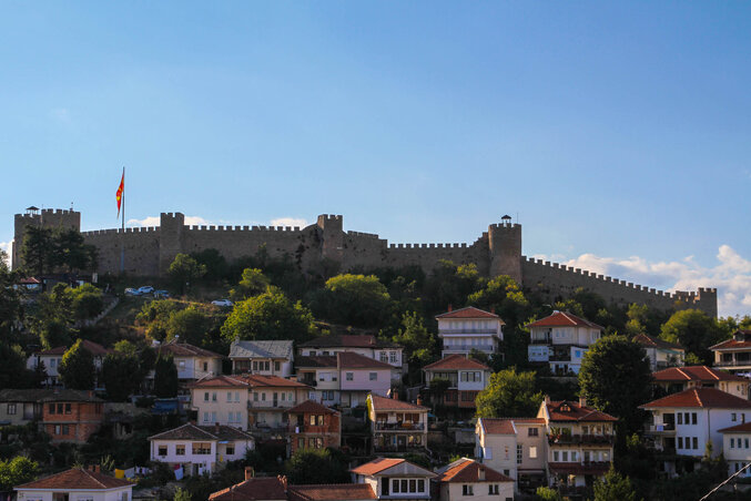 Az óváros felett magasodik Szamoil király erődítménye (Fotó: Diósi Árpád)