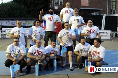 Tizenkét erős ember a dobogón (Benedek Miklós felvétele)