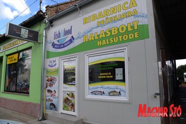 A Fish&Food halasbolt és halsütöde Péterréve főutcáján várja vásárlóit (Dávid Csilla felvétele)