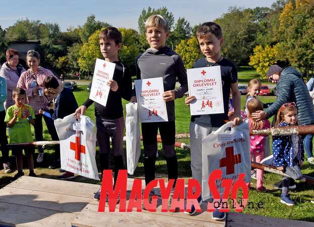 Korosztálytól függően más- más távokat futottak a kisiskolások (Fotó: Gulyás Réka felvétele) Korosztálytól függően más- más távokat futottak a kisiskolások (Fotó: Gulyás Réka felvétele)