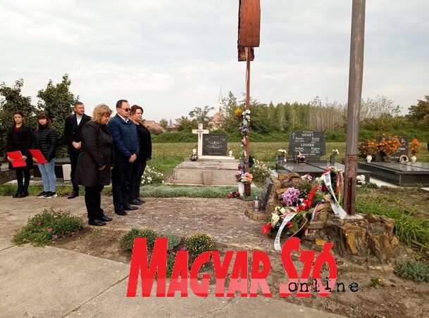 A VMSZ nevében Talpai Sándor, Ördög Judit és Tóth Ramóna helyezte el az emlékezés virágait (Fotó: Vidács Hajnalka felvétele) A VMSZ nevében Talpai Sándor, Ördög Judit és Tóth Ramóna helyezte el az emlékezés virágait (Fotó: Vidács Hajnalka felvétele)