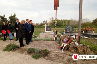 A VMSZ nevében Talpai Sándor, Ördög Judit és Tóth Ramóna helyezte el az emlékezés virágait (Fotó: Vidács Hajnalka felvétele)