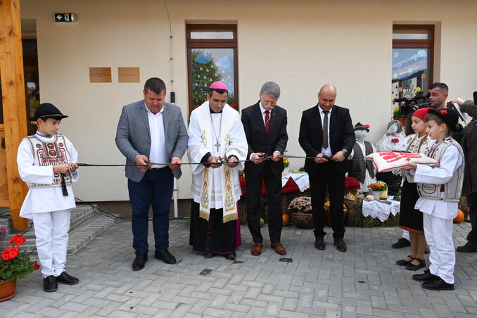 Pogár László, Kerekes László, Kövér László és Oltean Péter átvágja a szalagot (Fotó: MTI/Kátai Edit) Pogár László, Kerekes László, Kövér László és Oltean Péter átvágja a szalagot (Fotó: MTI/Kátai Edit)