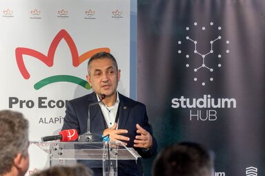 Potápi Árpád János a II. Erdélyi Gazdasági Fórum megnyitóján, Marosvásárhelyen (Fotó: MTI/Kiss Gábor)