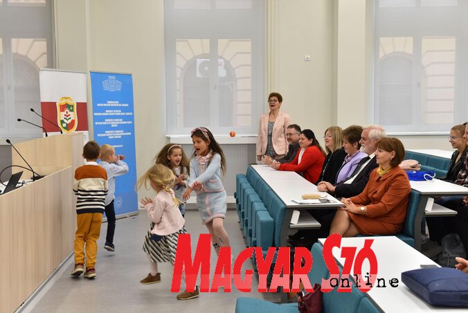 A Vackor óvodásai is felléptek a megnyitón (Fotó: Molnár Edvárd) A Vackor óvodásai is felléptek a megnyitón (Fotó: Molnár Edvárd)