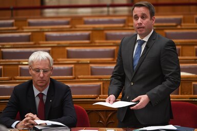 Dömötör Csaba államtitkár (jobbról): „Európa az elmúlt évtizedek legsúlyosabb energiaválságát éli át” (Fotó: MTI-fotó)
