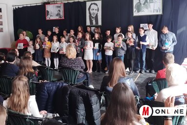 A díjazott diákok csoportképe (Kazinczy Paszterkó Diana felvétele)