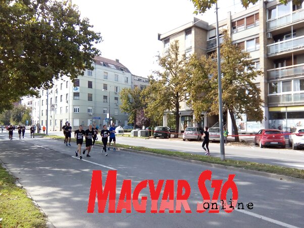 Maratonfutók a Razzia áldozatai rakparton – a futószámnak köszönhetően autómentes napot élvezhettek a folyóparton élők (Fotó: Szeli Balázs felvétele) Maratonfutók a Razzia áldozatai rakparton – a futószámnak köszönhetően autómentes napot élvezhettek a folyóparton élők (Fotó: Szeli Balázs felvétele)