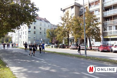 Maratonfutók a Razzia áldozatai rakparton – a futószámnak köszönhetően  autómentes napot élvezhettek a folyóparton élők (Fotó: Szeli Balázs felvétele)