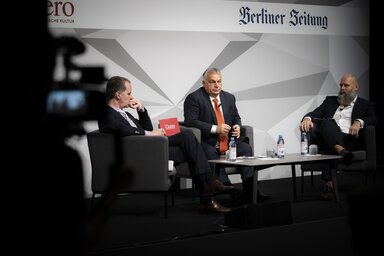 Orbán Viktor miniszterelnök (középen) a berlini pódiumbeszélgetésen (Fotó: Miniszterelnöki Sajtóiroda/MTI )