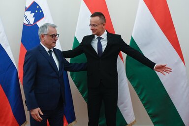 Budapest, 2022. okt�ber 11.
Szijj�rt� P�ter k�lgazdas�gi �s k�l�gyminiszter (j) hivatal�ban fogadja Matjaz Han szlov�n gazdas�gfejleszt�si �s technol�giai minisztert (b) Budapesten 2022. okt�ber 11-�n.
MTI/Illy�s Tibor