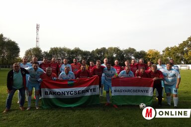 Csoportkép a mérkőzés résztvevőiről (Vidács Hajnalka felvétele)