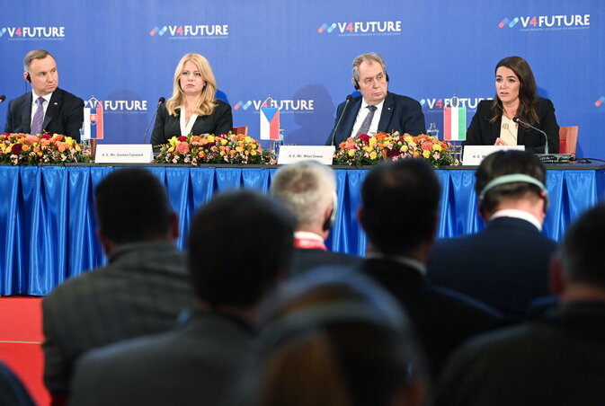 A V4-csúcs résztvevői: Andrzej Duda lengyel (balról), Zuzana Čaputová szlovák, Miloš Zeman cseh és Novák Katalin magyar elnök (Fotó: MTI)