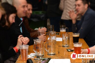 A héten önkéntesek járták az újvidéki kávézókat, arra hívták fel a vendégek figyelmét, hogy milyen veszélyekkel jár az ittas vezetés (Fotó: Dávid Csilla felvétele)