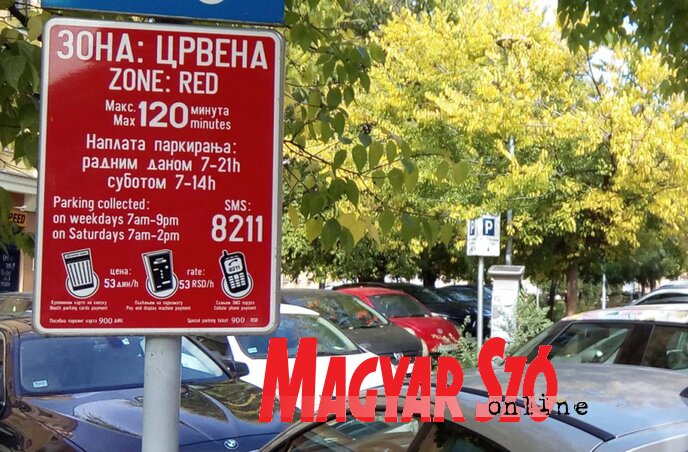 Az extra zónában csak egy óra hosszát lesz engedélyezett a parkolás. A jegy ára 70 dinár lesz, a mostani 53 dinár helyett, ami most 120 percnyi, engedélyezett parkolásra vonatkozi (Fotó: Szeli Balázs felvétele) Az extra zónában csak egy óra hosszát lesz engedélyezett a parkolás. A jegy ára 70 dinár lesz, a mostani 53 dinár helyett, ami most 120 percnyi, engedélyezett parkolásra vonatkozi (Fotó: Szeli Balázs felvétele)