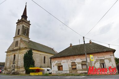 A templom és a parókia épülete is nagyon romos (Fotó: Molnár Edvárd)