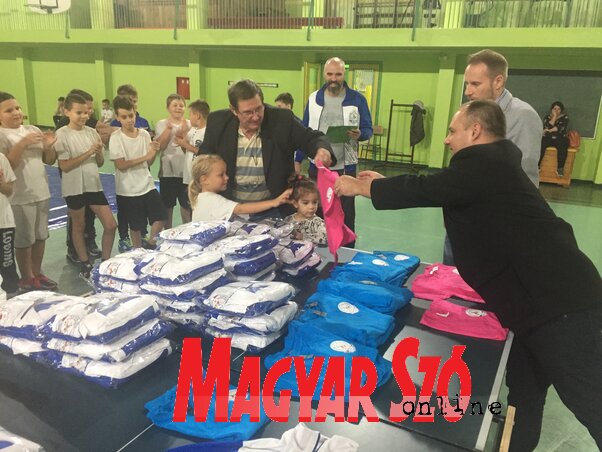Bálint Zoltán és Sárközi István a sportfelszerelést osztotta a kishegyesi iskola tornatermében (Laták István felvétele) Bálint Zoltán és Sárközi István a sportfelszerelést osztotta a kishegyesi iskola tornatermében (Laták István felvétele)