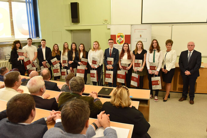 Studenti prve godine  i demonstratori sa Anikom Jeras i Jeneom Hajnalom (Foto: Edvard Molnar)