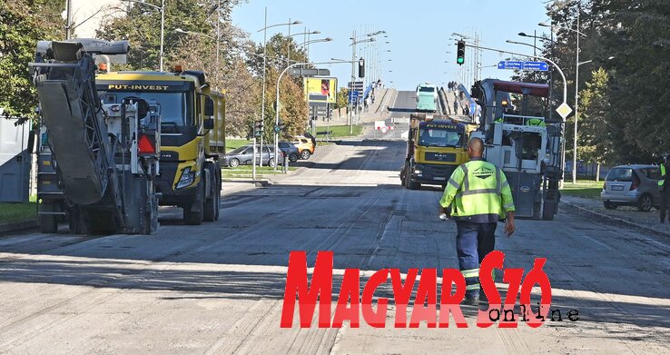 A Mihajlo Pupin sugárúton teljes forgalomkorlátozás van érvényben, forgalmi dugók nehezítik a közlekedést Újvidék belvárosában (Fotó: Ótos András felvétele)