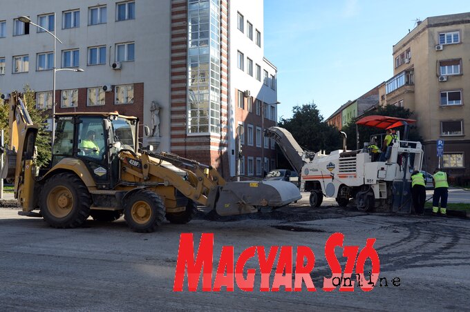 A Mihajlo Pupin sugárúton, a báni palota előtti szakasz hemzseg a munkagépektől, az aszfaltozás valószínűleg a megszabott határidő lejárta előtt befejeződik itt (Fotó: Dávid Csilla felvétele) A Mihajlo Pupin sugárúton, a báni palota előtti szakasz hemzseg a munkagépektől, az aszfaltozás valószínűleg a megszabott határidő lejárta előtt befejeződik itt (Fotó: Dávid Csilla felvétele)