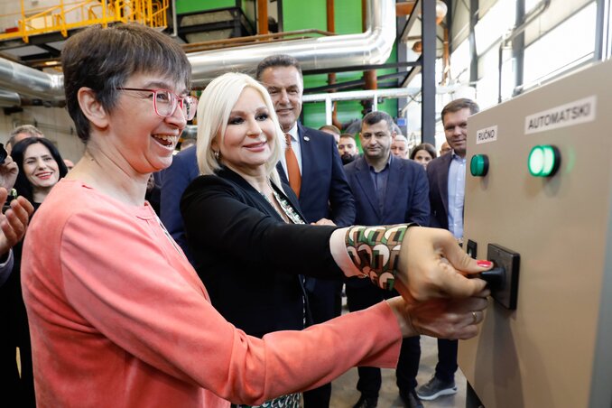Zorana Mihajlović az új, biomasszás távfűtőmű jelképes beindításakor (Fotó: Beta) Zorana Mihajlović az új, biomasszás távfűtőmű jelképes beindításakor (Fotó: Beta)