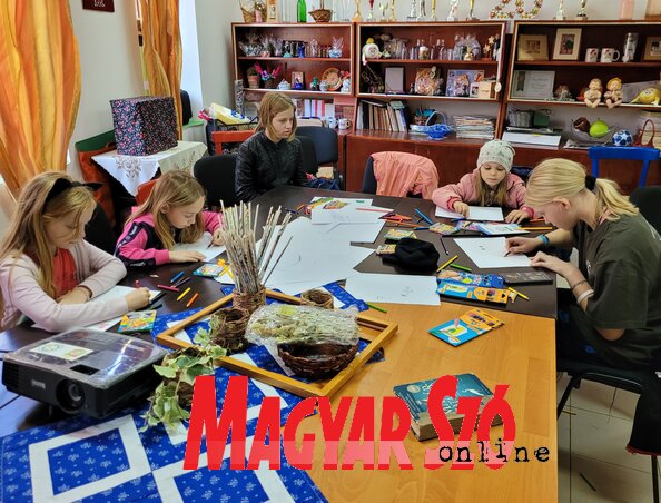 A fészkek készítése mellett madarakat is rajzoltak a gyerekek (Lakatos János felvétele) A fészkek készítése mellett madarakat is rajzoltak a gyerekek (Lakatos János felvétele)