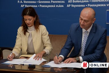 Milica Pavkov Hrvojević és Nenad Ivanišević aláírja a szerződést (Fotó: Dávid Csilla)