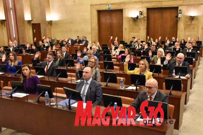 A városi képviselők karemeléssel „rábólintottak” a díjazottak javasolt listájára (Fotó: Ótos András felvétele) A városi képviselők karemeléssel „rábólintottak” a díjazottak javasolt listájára (Fotó: Ótos András felvétele)