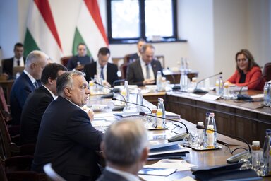 Budapest, 2022. okt�ber 19.
A Minisztereln�ki Sajt�iroda �ltal k�zreadott k�pen Orb�n Viktor minisztereln�k (el�l, j2) besz�l a korm�ny�l�sen a Karmelita kolostorban 2022. okt�ber 19-�n. A Magyarorsz�g energiabiztons�ga szempontj�b�l kiemelked� fontoss�g