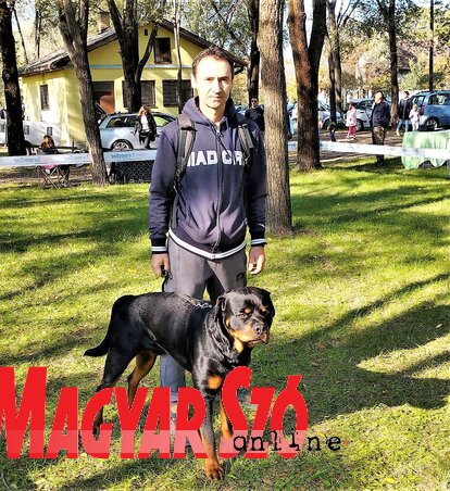 Dragan Popov a 19 hónapos rottweilerével (Fotó: Horváth Zsolt) Dragan Popov a 19 hónapos rottweilerével (Fotó: Horváth Zsolt)