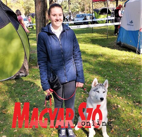 Bajusz Anita és 6 hónapos husky kutyája (Fotó: Horváth Zsolt) Bajusz Anita és 6 hónapos husky kutyája (Fotó: Horváth Zsolt)