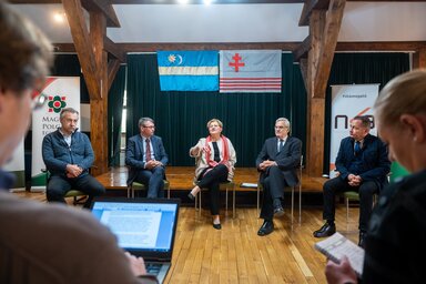 Nagyv�rad, 2022. okt�ber 19.
Szili Katalin minisztereln�ki megb�zott az auton�mia�gyek aktualit�sair�l tartott sajt�t�j�koztat�n a nagyv�radi Lor�ntffy Zsuzsanna Reform�tus Egyh�zi K�zpontban 2022. okt�ber 19-�n. Balr�l Kalm�r Ferenc, a magyar-rom�n kise