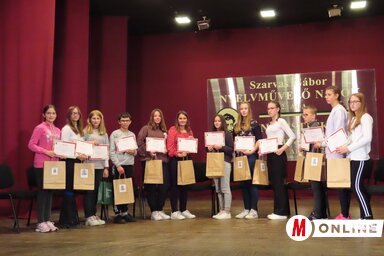 A 7. osztályos nyelvi vetélkedő döntősei (Csincsik Zsolt felvétele)