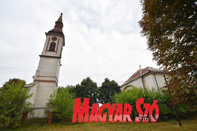 Van egy torony, aztán a templomhajó helyén fák nőnek, és a telek végében egy imaház. A kerítés jelzi, hogy egykor a két épület összetartozott (Molnár Edvárd felvételei) Van egy torony, aztán a templomhajó helyén fák nőnek, és a telek végében egy imaház. A kerítés jelzi, hogy egykor a két épület összetartozott (Molnár Edvárd felvételei)