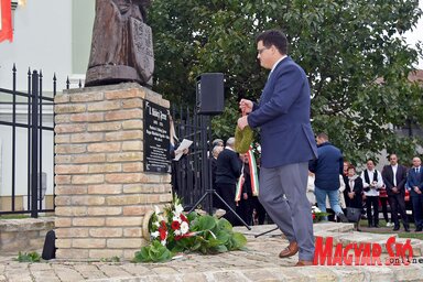 Homolya Ákos a Rákóczi Szövetség zentai Ifjúsági Szervezet nevében helyezte el a kegyelet koszorúját (Fotó: Gergely Árpád)