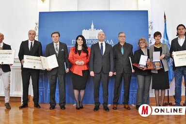 A díjazottak csoportképe a városházán készült fogadás során (Fotó: Ótos András felvétele)
