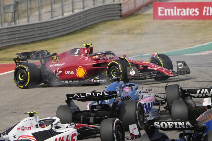 Carlos Sainz (hátul, a Ferrarival) Suzuka után ismét az első körben esett ki (Fotó: Beta/AP)