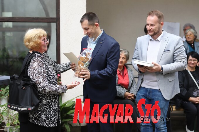 Sándor István köszönőlevelet vesz át az önkormányzat nevében (Lakatos János felvétele) Sándor István köszönőlevelet vesz át az önkormányzat nevében (Lakatos János felvétele)