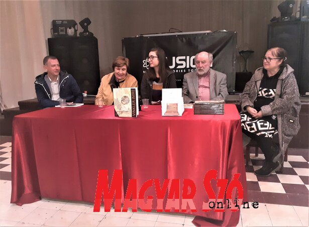 Kucor Tamara Vinkler Imre életéről készült monográfiájának bácskossuthfalvi bemutatóján (Kazinczy Paszterkó Diana felvétele)