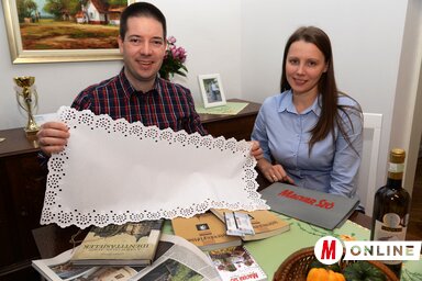 Ruppa Emil egy bácskai, fehér lyukhímzésű asztali futót vett át Körmöczi Barna Emesétől, lapunk munkatársnőjétől (Fotó: Dávid Csilla)