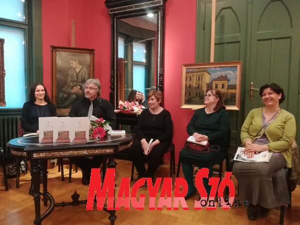 A kötet bemutatóján (Fotó: Lukács Melinda) A kötet bemutatóján (Fotó: Lukács Melinda)