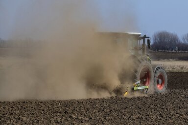 K�ll�semj�n, 2022. m�rcius 23.
A sz�razs�g miatt s�r� porfelh� a talajel�k�sz�t�st v�gz� mez�gazdas�gi munkag�p nyom�ban K�ll�semj�n hat�r�ban 2022. m�rcius 23-�n.
MTI/Bal�zs Attila