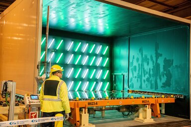 Orosh�za, 2019. m�jus 7.
A Guardian Orosh�za Kft. �veggy�rt� sor�nak r�szlete 2019. m�jus 7-�n. Ezen a napon tartott�k az amerikai �rdekelts�g� Guardian Glass orosh�zi gy�ra �j lamin�lt�veg-gy�rt� �zem�nek �tad��nneps�g�t.
MTI/Rosta Tibor