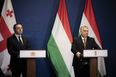 Budapest, 2022. okt�ber 27.
A Minisztereln�ki Sajt�iroda �ltal k�zreadott k�pen Orb�n Viktor minisztereln�k (j) �s Irakli Garibashvili georgiai korm�nyf� sajt�nyilatkozatot tesz, miut�n strat�giai partners�gi meg�llapod�st �rtak al� a Karmelita kolostorb