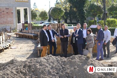 A megújuló szövetkezeti otthonnál (Lakatos János felvétele)