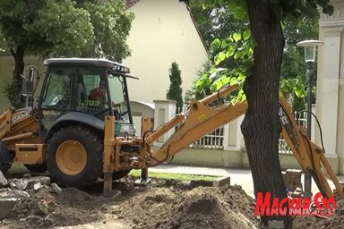 A távfűtő vezetékek cseréje a katolikus templom körül zajlik (Fotó: Vidács Hajnalka)