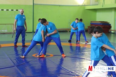 Edző és tanítványok edzés közben (Lakatos János felvétele)