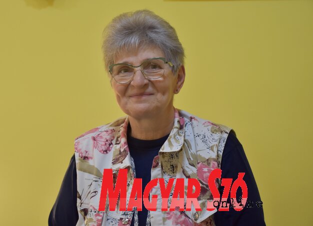 Gajdos Erika, hét fiú unoka nagymamája és számtalan plébános ruhájának megálmodója (Gulyás Réka felvétele) Gajdos Erika, hét fiú unoka nagymamája és számtalan plébános ruhájának megálmodója (Gulyás Réka felvétele)